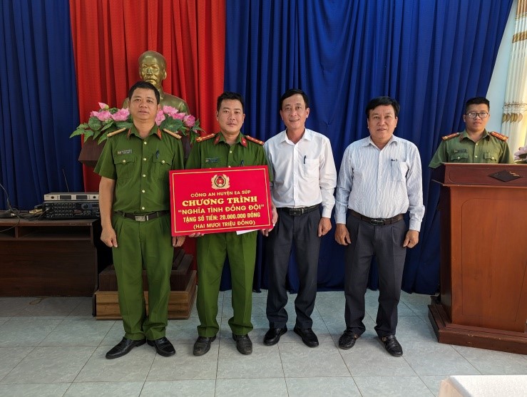 Trao tiền hỗ trợ